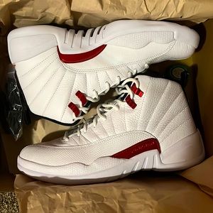Air Jordan’s 12s retro white/black-university red blanc- shoe size 8.5